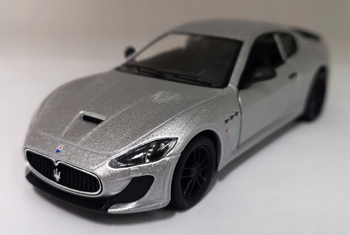 Kinsmart Maserati GranTurismo MC Stradale 1:38 modelauto