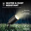 Water- en stofbestendige zwarte Ledvion grondspot met IP65 rating, verlicht in de regen.