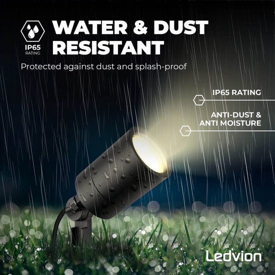 Water- en stofbestendige zwarte Ledvion grondspot met IP65 rating, verlicht in de regen.
