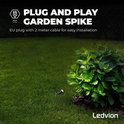 Zwarte Ledvion grondspot met stekker en 2 meter kabel in een grasveld.