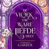 Boekomslag met de titel 'De vloek die ware liefde heet' in sierlijke letters, omringd door paarse draperieën en glas-in-lood details.