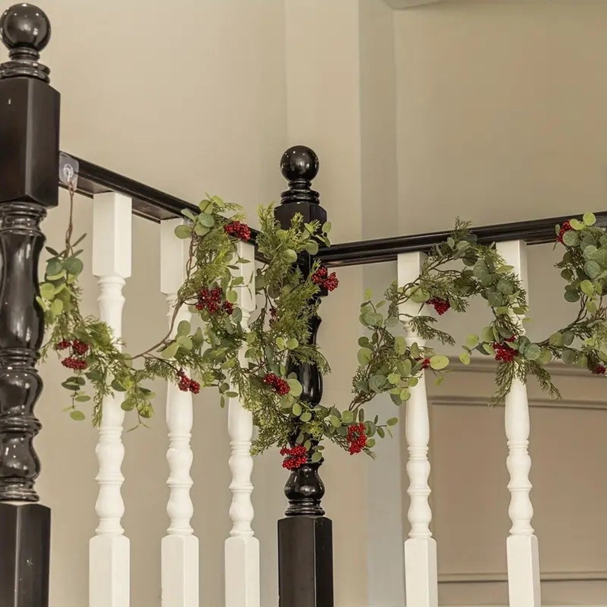 Kerstslinger 190 cm met Dennennaalden, Eucalyptus & Rode Bessen - Soepele Kerstguirlande voor Binnen & Buiten - Kerstdecoratie – foto 6
