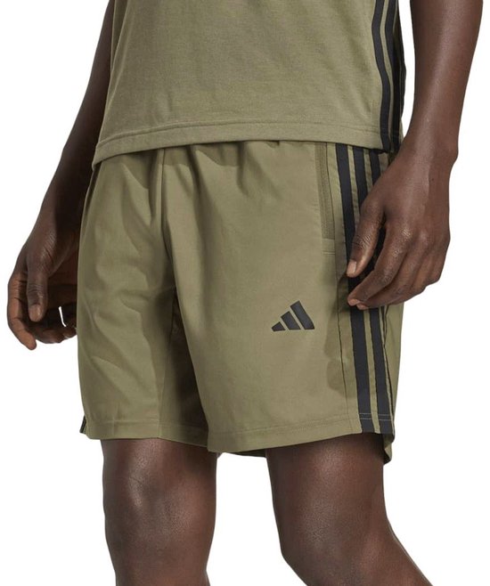 Olijfgroen sportshort met zwarte Adidas strepen en logo.