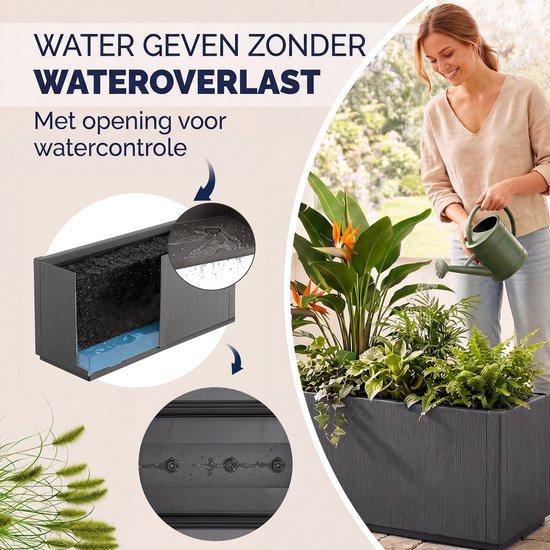 Vrouw geeft water aan planten in een donkergrijze bak met watercontrole opening.