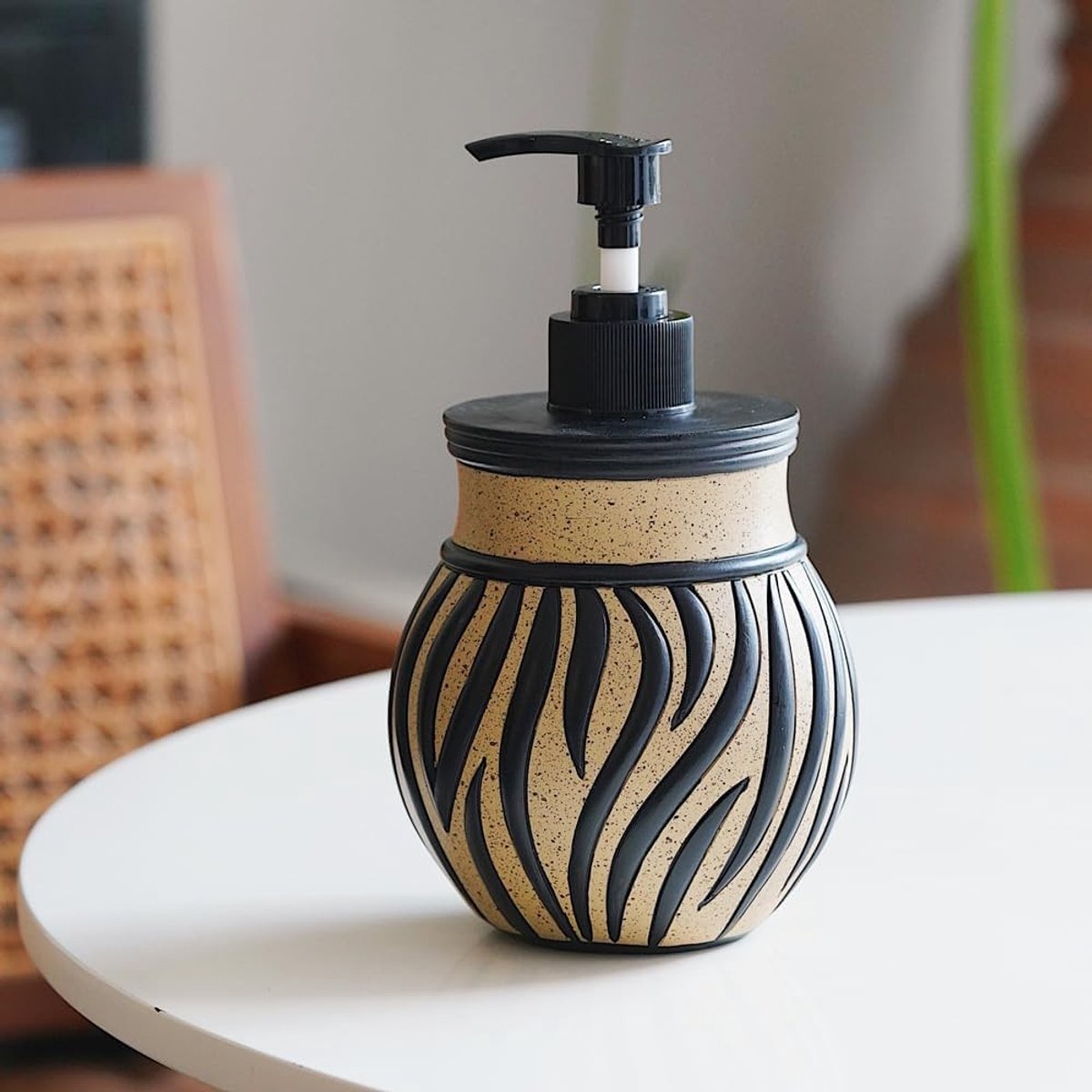 Moderne minimalistische zeepdispenser met roestvrijstalen pomp, navulbare handlotionfles voor badkamer, slaapkamer en keuken, stijlvol en functioneel.