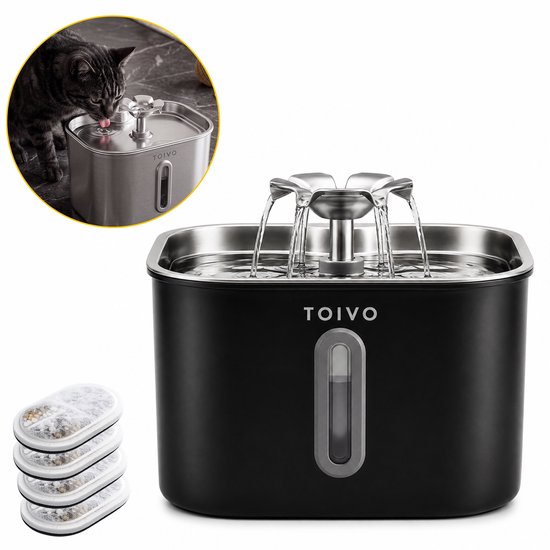 Zwarte drinkfontein voor katten met RVS bovenkant, met water dat uit bloemvormige fonteinen stroomt. Een kat drinkt uit de fontein. Vier filters liggen ernaast.