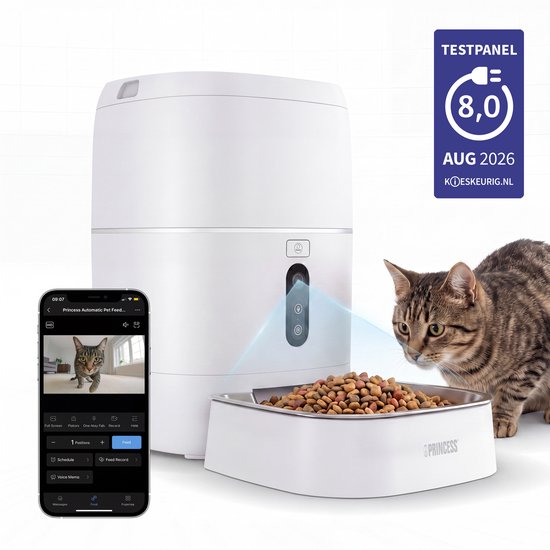 Witte Princess automatische voerbak met RVS kom, een gestreepte kat kijkt naar de voerdispenser. Telefoon met app is zichtbaar.