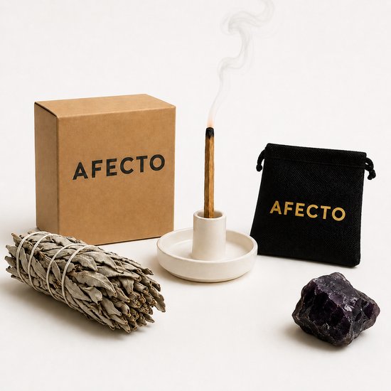 Afecto verpakking met witte salie bundel, Palo Santo wierook, amethist en witte keramische houder.