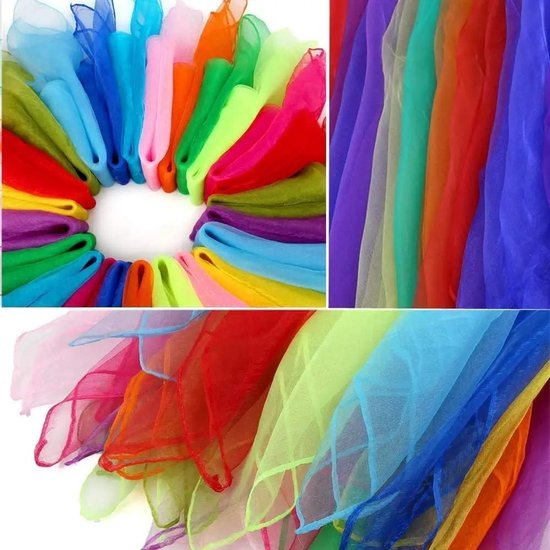 Drie close-ups van veelkleurige, dunne chiffon sjaals. Eén arrangement is rond, een ander toont verticale banen van paars, grijs, rood en oranje stoffen. Het derde toont de randen van sjaals.