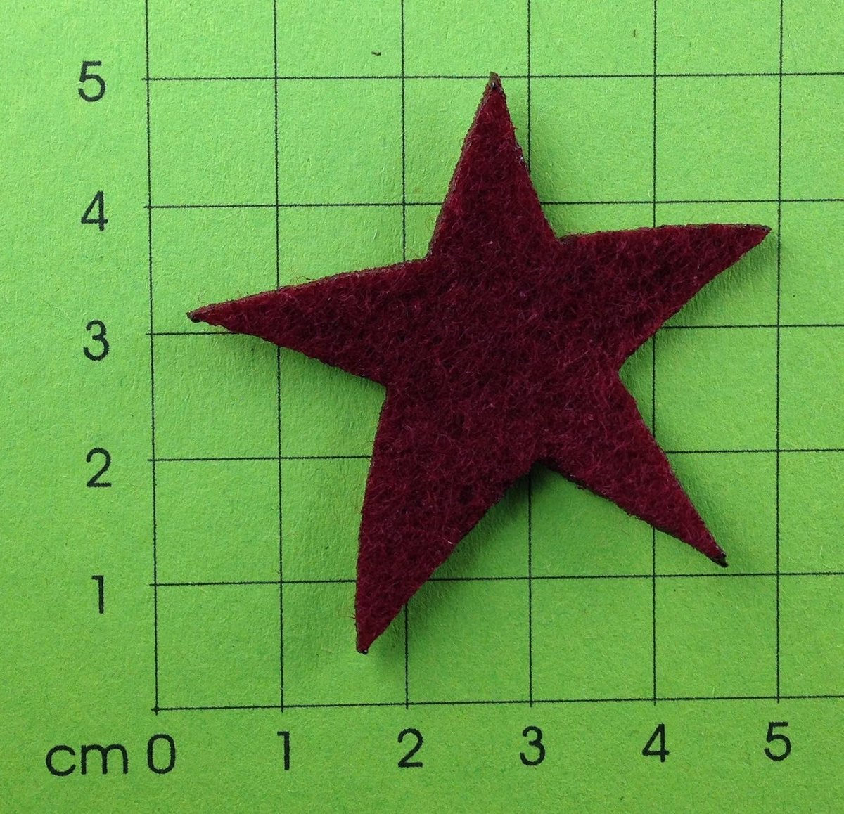 knutsel-News A-STF5204-29 strooidecoratie, 60 x sterren 40 mm, vilt/bordeaux