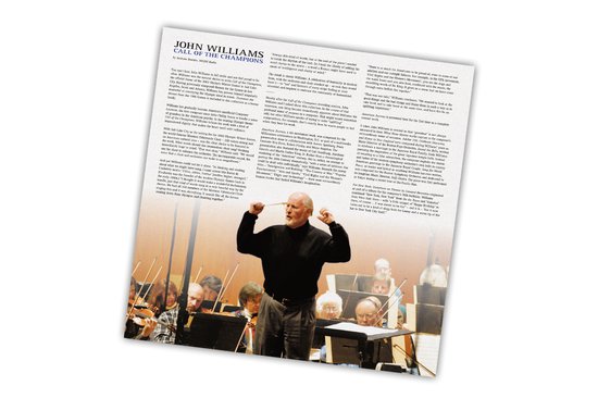 Maestro John Williams leidt een orkest, met tekst over het album 'Call of the Champions'.