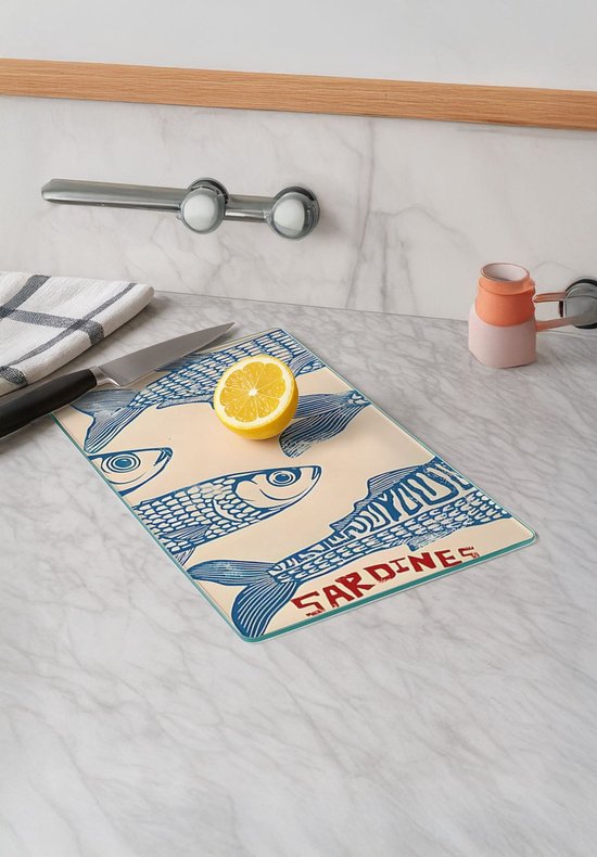 Glazen snijplank met een crème achtergrond en een blauwe sardineprint. De tekst 'SARDINES' is rood.