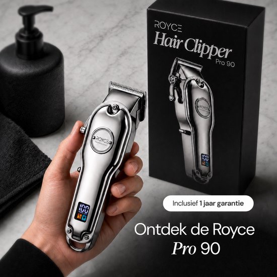 Hand met zilverkleurige Royce Pro 90 tondeuse met digitaal display, naast de productverpakking.