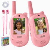 Twee roze Aventry video walkie talkies met opladen kabel, polsbandjes en draagkoorden. Op de schermen staan meisjes die elkaar zien. De verpakking staat links.