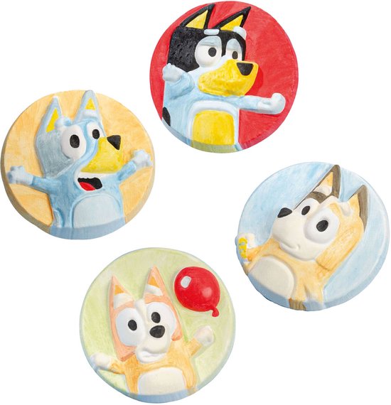 Vier rondjes met Bluey, Bingo en hun familie. Bluey met gele achtergrond, Bingo met rode, Bandit met rode, en Chilli met blauwe achtergrond.