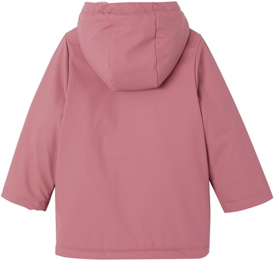 Achterkant van een roze kinderregenjas met capuchon en lange mouwen.