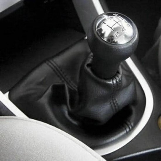 Zwarte lederen pookhoes met 5 versnellingen en chromen pookknop, in een auto.