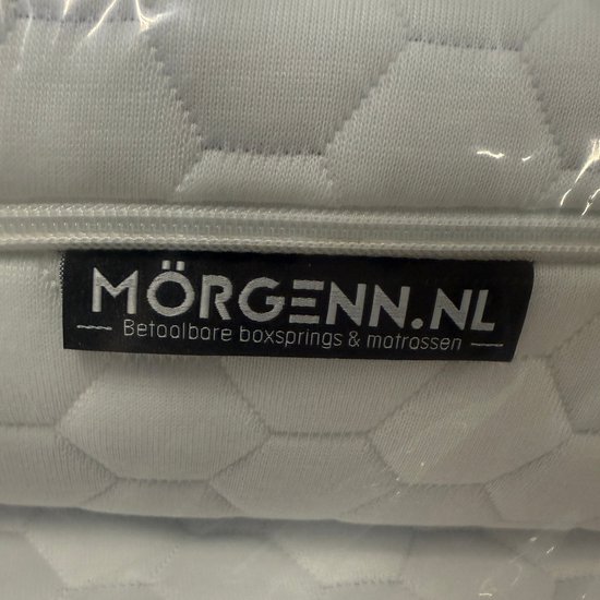 Zwart label op een witte matras met 'MÖRGENN.NL' en 'Betaalbare boxsprings & matrassen'.
