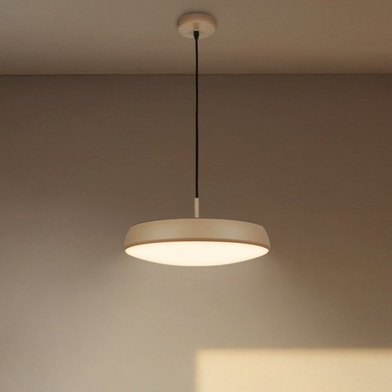 Lampe de salle à manger avec abat-jour beige et cordon noir, suspendue à un plafond.