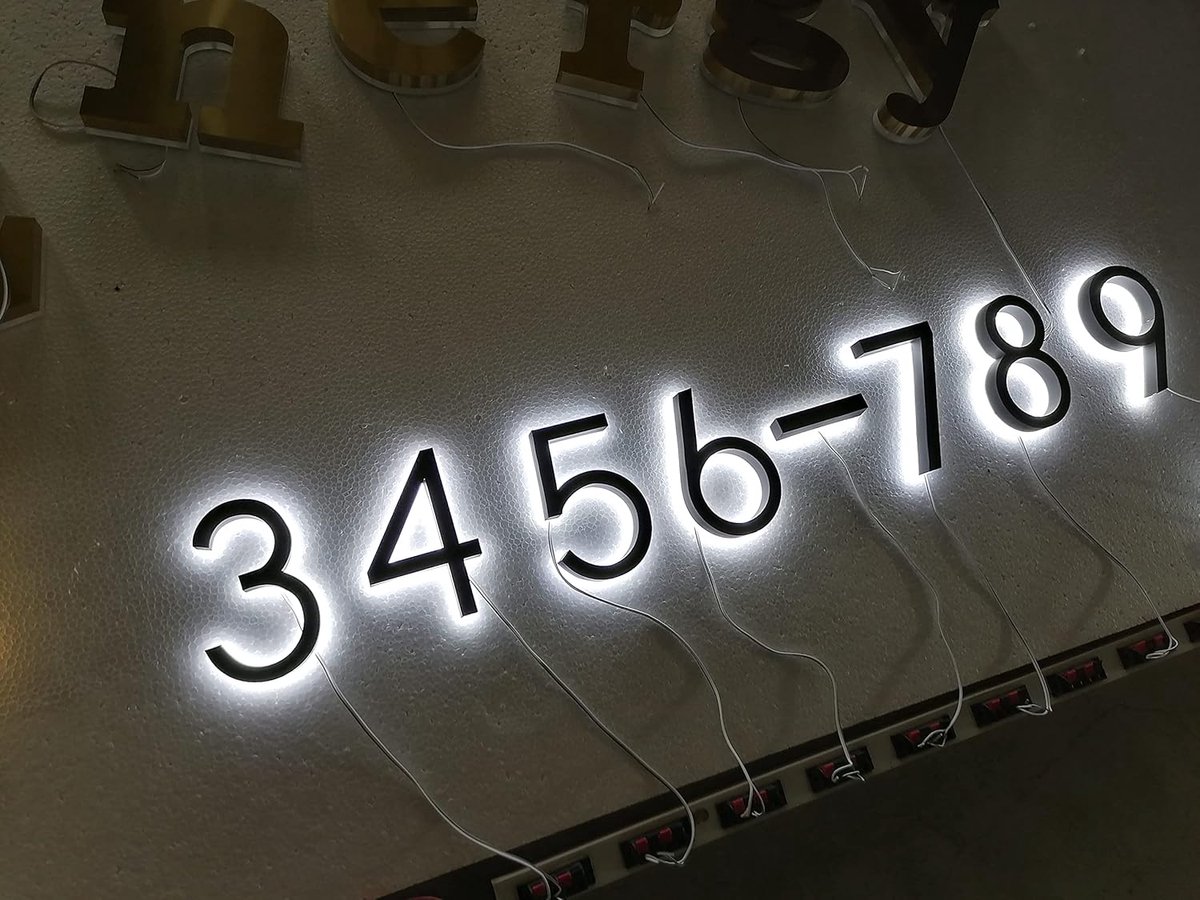 Huisnummer Plaat - Adresbord Metaal - Adres Zichtbaar Maken - Verlicht Effect - 12.5 cm - Zilverkleurig
