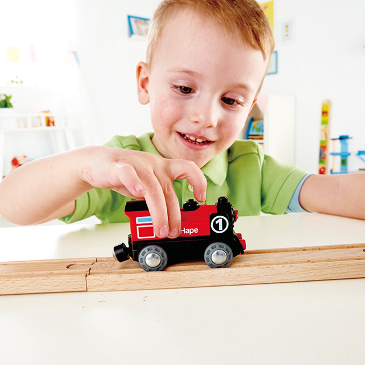 Hape Batterij Locomotief Nr. 1 - Speelgoedtrein met Verlichting en Magneet, 3 jaar+ — afbeelding 4