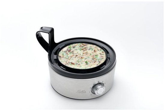 Zilverkleurige Solis eierkoker met een gerecht met paddenstoelen en kruiden, met draaiknop aan de voorkant.