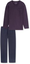 Donkerpaarse pyjamaset met V-hals, borstzakje en een donkerblauwe broek met subtiele ruitprint.