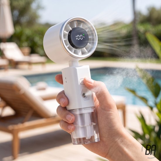 Witte handventilator met verneveling, bediend door een hand bij een zwembad.