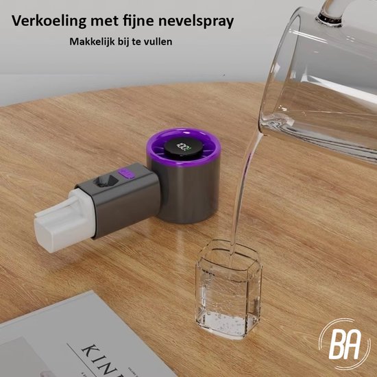 Grijze mini ventilator met paarse rand, bijvullen met water uit karaf.