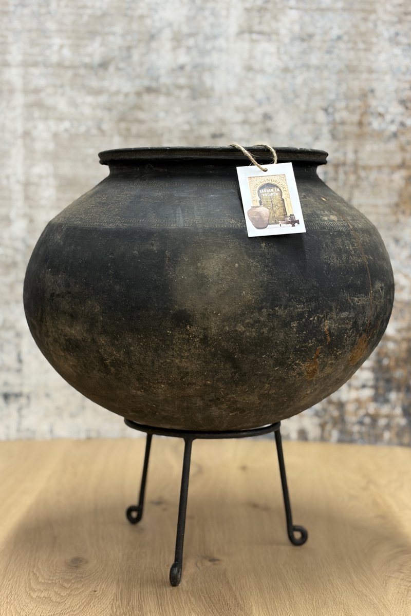 Ronde aardewerk pot op statief grijs landelijke kruik bloempot met zwart metalen statief