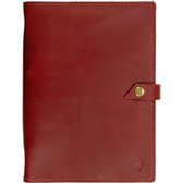 Gesloten rood lederen notitieboek met een drukknopsluiting en gestikte randen.