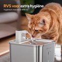 Een oranje kat drinkt uit een zilverkleurige drinkfontein. "RVS voor extra hygiëne" staat in het geel.