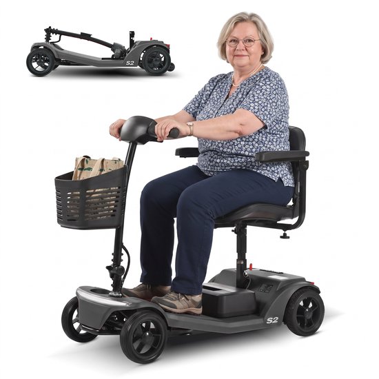 Een oudere vrouw met een blauw-wit gebloemd shirt en een blauwe broek zit op een donkergrijze vierwielige scootmobiel. Een kleinere versie van de scootmobiel is boven de grotere afgebeeld.