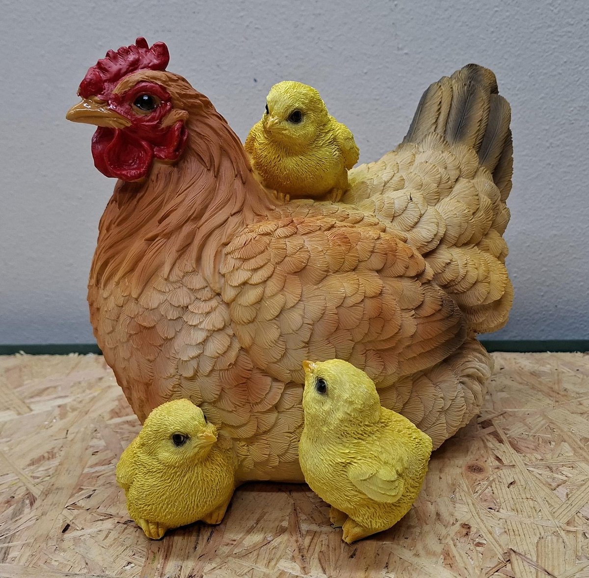 Kip met 3 Kuikens Decoratiebeeld – 21 cm Hoog – Landelijke Broedende Kip (Kloek) met Kuikentjes voor Binnen en Buiten – Handgeschilderd Tuinbeeld – Rustieke Woondecoratie