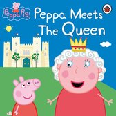 Peppa Pig ontmoet de Koningin voor een kasteel. Peppa draagt een rode jurk en de Koningin een rode jurk met kroon.