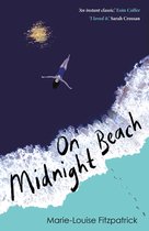 Boekcover met een meisje in badpak dat op haar rug in de zee drijft. Tekst: 'An instant classic.' Eoin Colfer 'I loved it.' Sarah Crossan On Midnight Beach Marie-Louise Fitzpatrick.