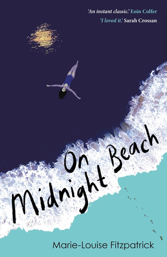 Boekcover met een meisje in badpak dat op haar rug in de zee drijft. Tekst: 'An instant classic.' Eoin Colfer 'I loved it.' Sarah Crossan On Midnight Beach Marie-Louise Fitzpatrick.