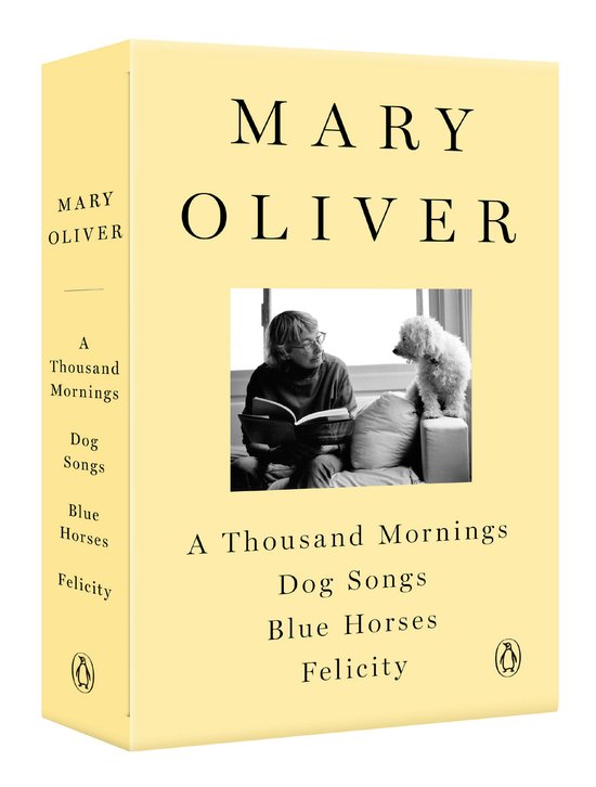 Couverture du livre 'MARY OLIVER'. Une photo en noir et blanc montre Mary Oliver avec un chien.