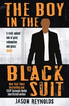 Boekomslag: 'The Boy in the Black Suit' met de tekst 'The Boy in the Black Suit' en een illustratie van een jongen met een zwart pak.