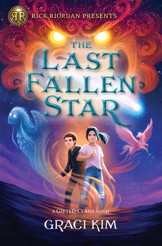 Boekomslag van "The Last Fallen Star" met twee kinderen, een blauwe geest, een gevleugelde roze paard en een grote oranje demon. Rick Riordan Presents.