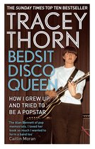 Boekhoes met 'Bedsit Disco Queen' van Tracey Thorn. Een jonge vrouw met een gitaar.