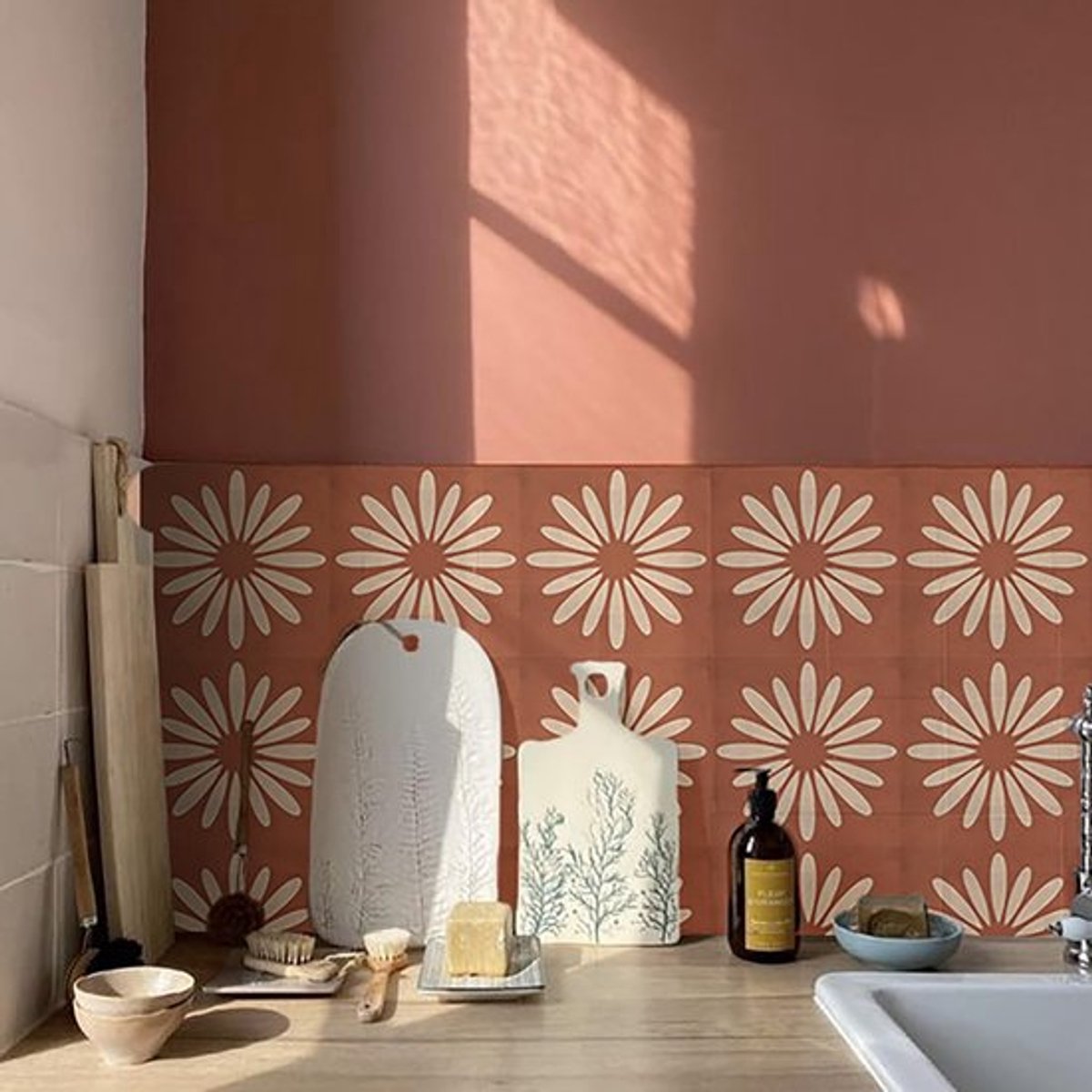 Aladdien - Tegelstickers - Zelfklevend - Badkamer en Keuken - Rode en Witte Bloemen