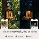 Vogelhuisje met camera overdag met blauwe mees, en 's nachts met nachtzicht. Telefoon toont vogels van dag en nacht.