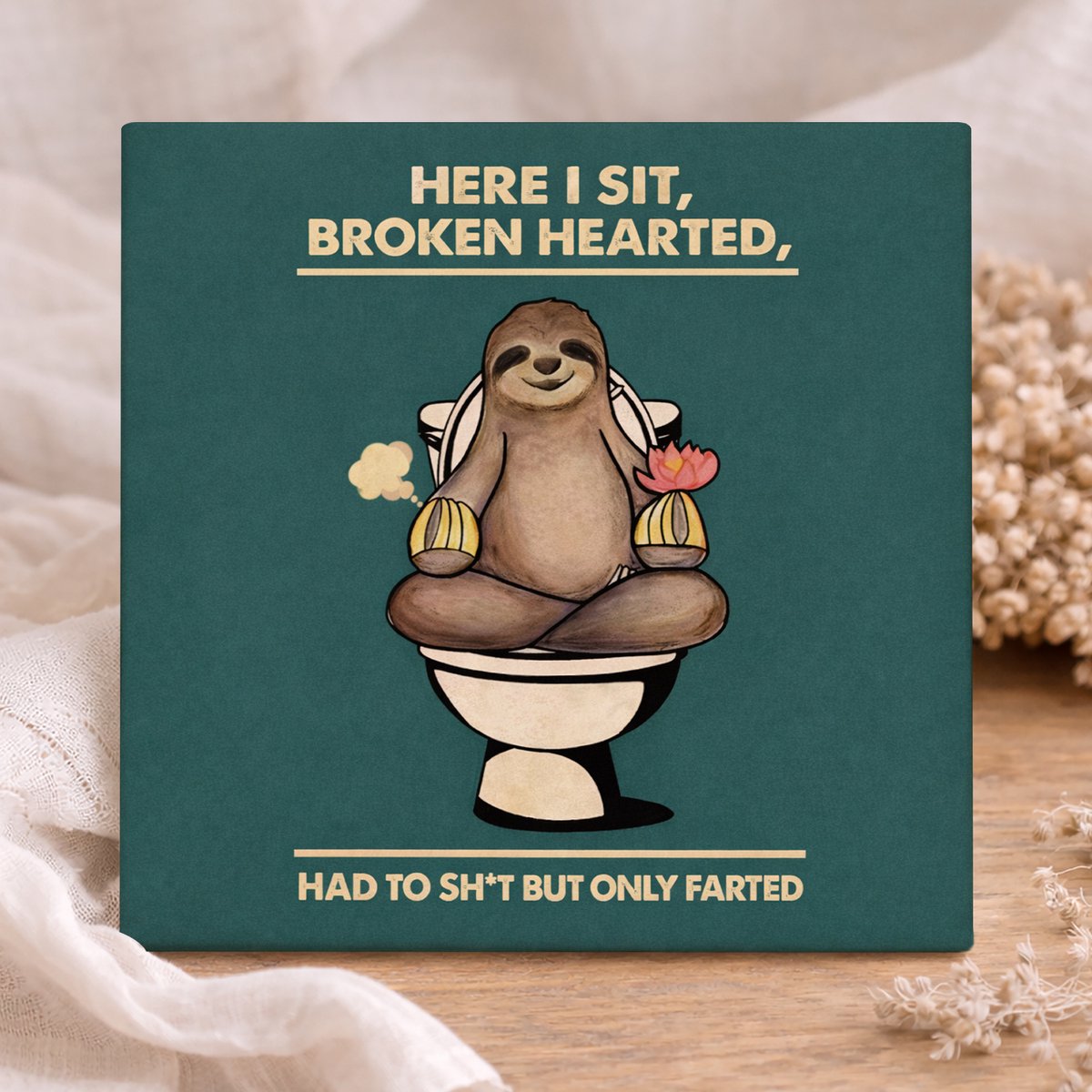 Printazzy - Tegeltje met Tekst - Here I Sit Broken Hearted - Grappig WC Tegeltje - Toilet Decoratie - Badkamer Decoratie - Luiaard Cadeau - Keramisch Tegeltje - Wanddecoratie