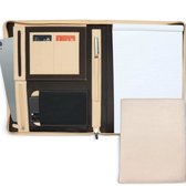 Crèmekleurige map met een openklapbaar interieur met een tablet, pasjesvakken, pennenlus en notitieblok.