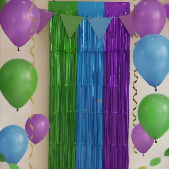Glinsterende feestgordijnen in groen, blauw en paars, versierd met ballonnen en slingers.