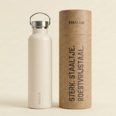 Crèmekleurige roestvrijstalen drinkfles met zilveren dop en lus, naast een bijpassende koker met 'STAALTJE. STERK. STAALTJE. ROESTVRIJSTAAL.' erop.