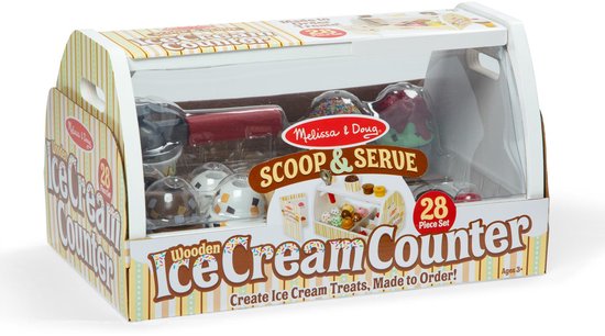 Houten ijskar speelgoed in verpakking. Toont ijsschep, ijssalons en het "Scoop & Serve Ice Cream Counter" logo.