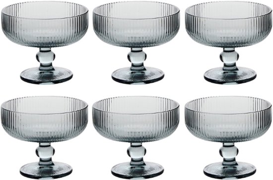 Set van zes grijze glazen ijsschalen met verticale ribbels en een gedraaide steel.