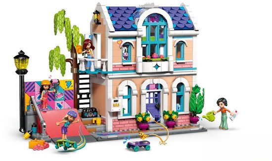 Een kleurrijk LEGO Friends huis met een skatepark en vier poppetjes, waaronder twee skateboarders.